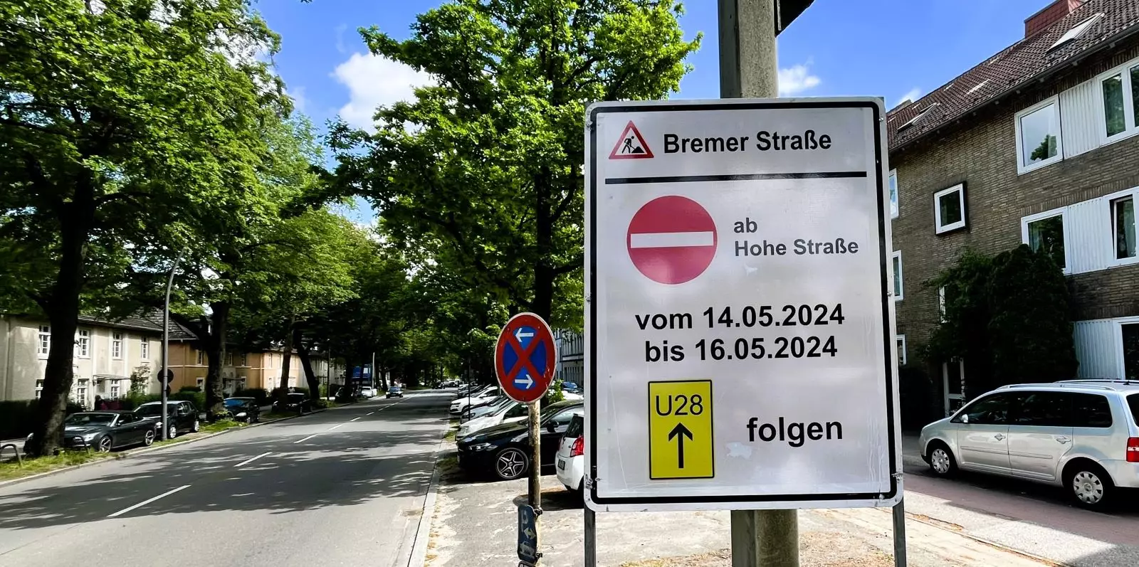 Hinweistafeln an der Bremer Straße weisen auf die Sperrung hin. Foto: Christian Bittcher
