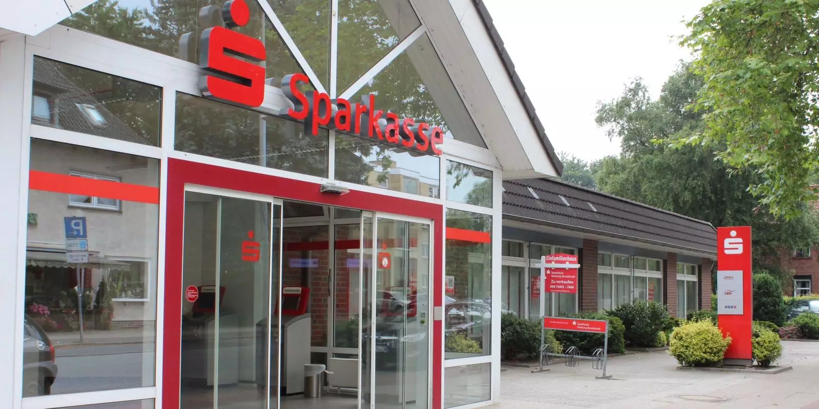 Die Sparkasse Harburg-Buxtehude wird ihren SB-Standort in der Bahnhofstraße 37b in Tostedt Ende Juli schließen. Foto: Sparkasse